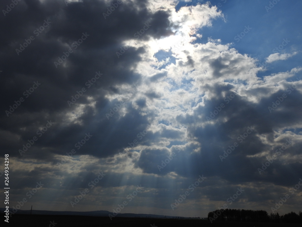 Obraz premium Sonne scheint durch Wolken