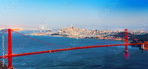 Panorama of the Gold Gate Bridge and San Francisco city at night, California.ставрпо