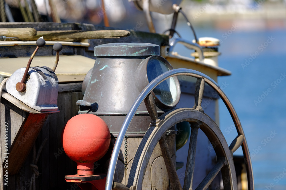 Fototapeta premium Steuerstand auf historischem Schiff