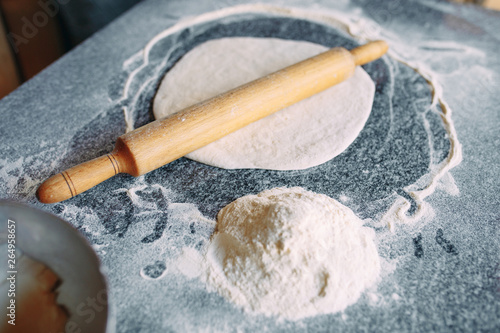 Knead the dough with the ingredients.