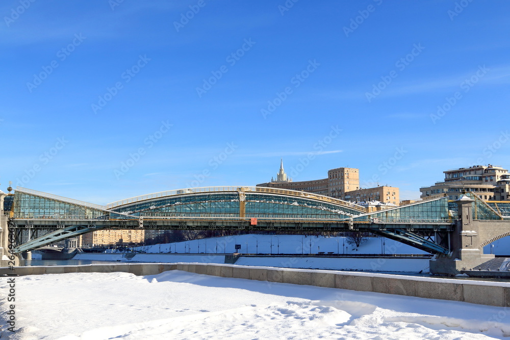 Bohdan Khmelnitsky pedestrian bridge and snow-covered Berezhkovskaya Embankment in Moscow