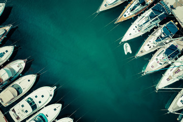 Sierkussen Luchtfoto strand Witte jachten in jachthaven luchtfoto  © Curioso.Photography