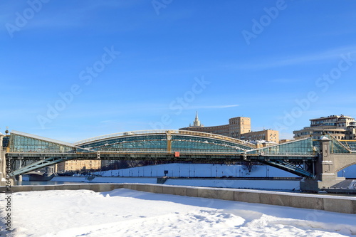 Bohdan Khmelnitsky pedestrian bridge and snow-covered Berezhkovskaya Embankment in Moscow © Petr