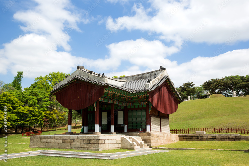 Yeonghwiwon and Sunginwon Tombs of a royal family during the Joseon Dynasty. Yeonghwiwon and Sunginwon Tombs of a royal family during the Joseon Dynasty.