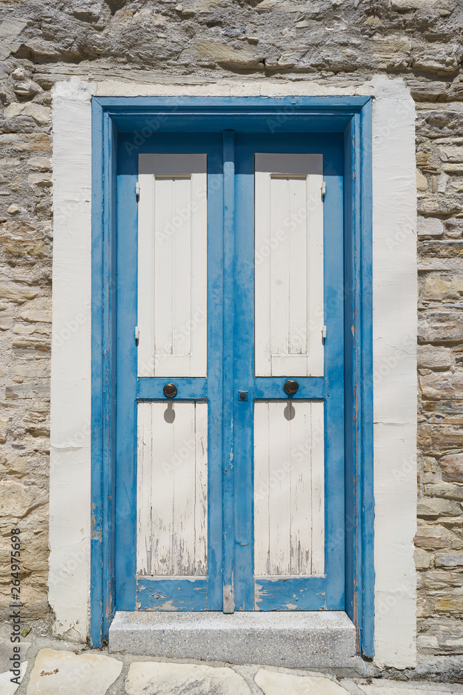 Rustykalne drzwi w antycznym budynku z kamienia