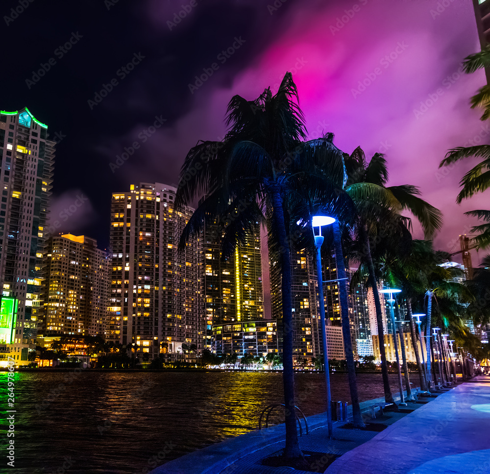 Obraz premium Kolorowa noc w centrum Miami Riverwalk