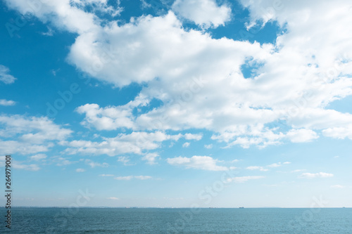 写真素材：夏の海と雲