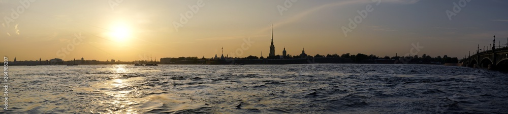 St. Peterburg Abendpanorama an der Newa