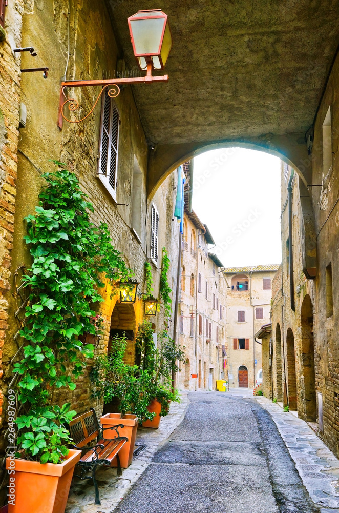 Fototapeta premium View of the historic cityscape in San Gimignano, Tuscany, Italy. 