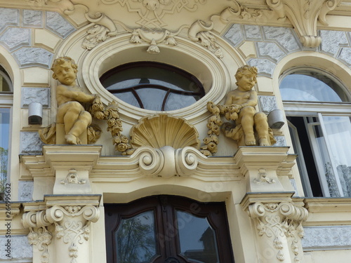 Cherubini in un palazzo antico di Praga in Repubblica Ceca.