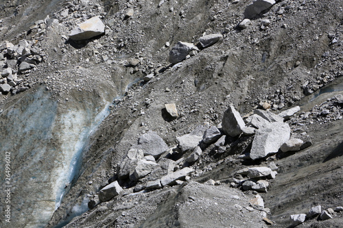 Cordon morainique. La Mer de Glace. Glacier alpin de vallée. Massif du Mont-Blanc. / Morainic cord. The Sea of Ice. Valley Alpine Glacier. Massif of Mont Blanc. photo