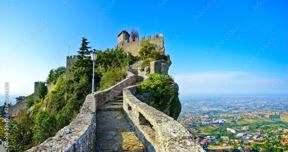 Obraz na płótnie View of the Guaita fortress located on the peak of Monte Titano in San Marino.  w salonie