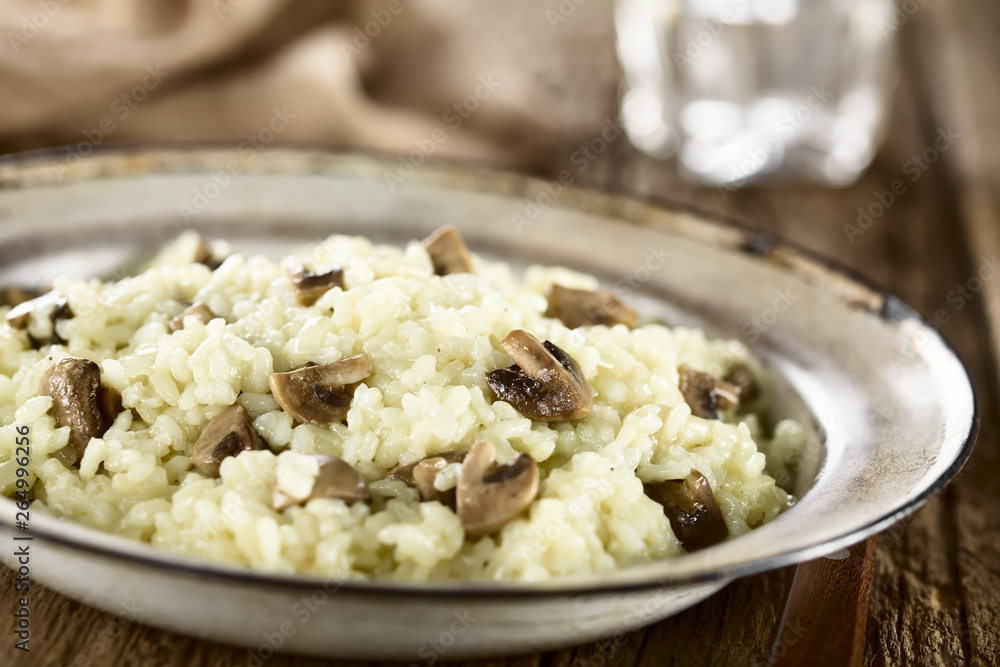 Frischer hausgemachter Risotto mit Champignons (Selektiver Fokus, Fokus in die Mitte des Bildes) Frischer hausgemachter Risotto mit Champignons (Selektiver Fokus, Fokus in die Mitte des Bildes)