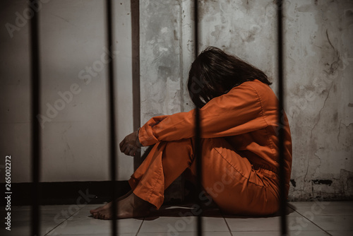 Fotografía Hands of women desperate to catch the iron prison,prisoner concept,thailand people,Hope to be free,If the violate the law would be arrested and jailed