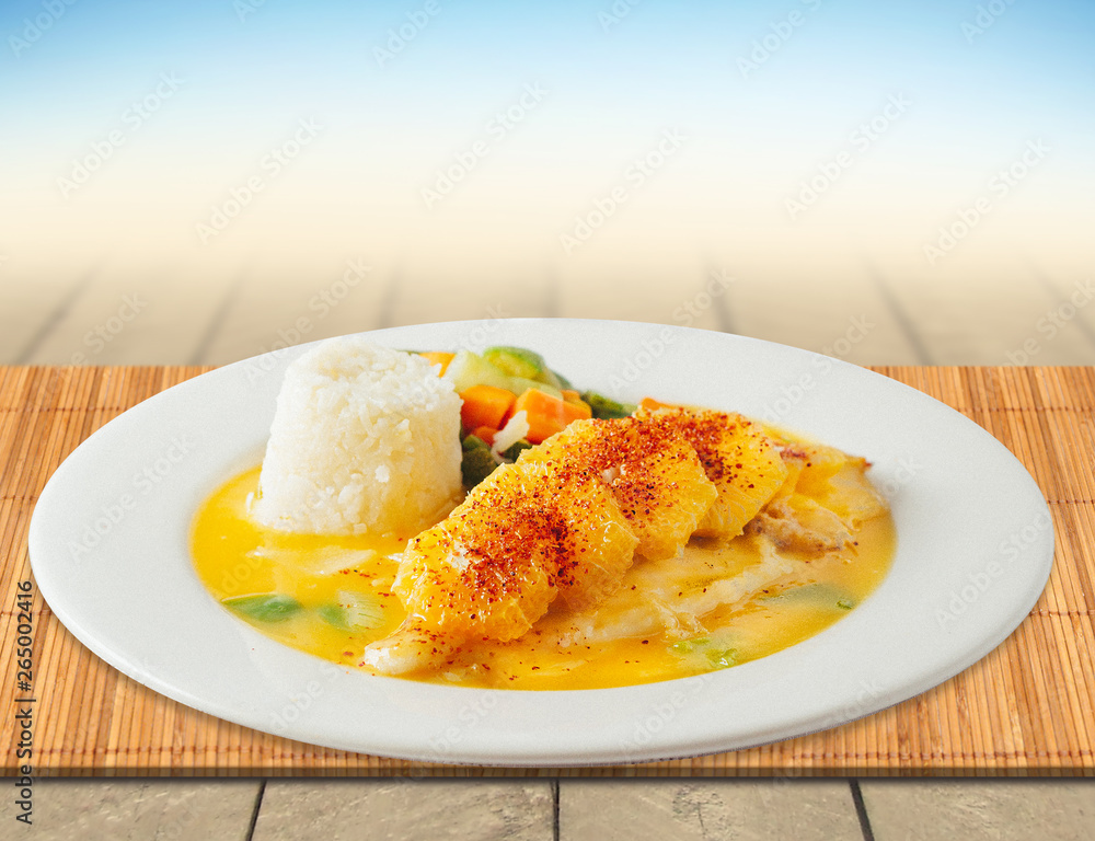 pescado a la naranja filete en salsa con arroz verduras comida de verano fresco pescado a la naranja filete en salsa con arroz verduras comida de verano fresco