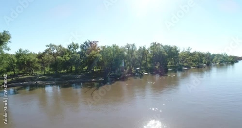 vista aerea playa con arboles en rio parana