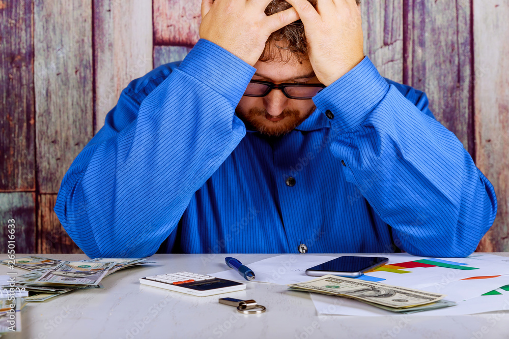 Obraz premium Working worried businessman was from the counting money