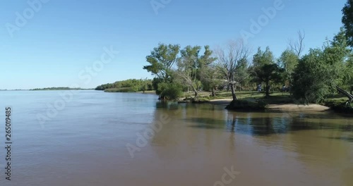 vista aerea playa con arboles en rio parana