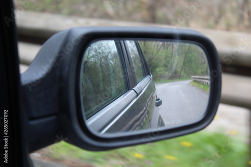 Specchietto retrovisore dell'auto in campagna