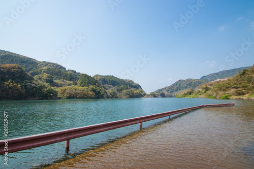 Wallpaper Mural 水没したガードレールと廃道　Flooded guardrail and Abandoned road　横竹ダム　佐賀県嬉野市 Torontodigital.ca