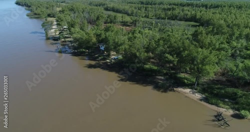 vista aerea playa con arboles en rio parana