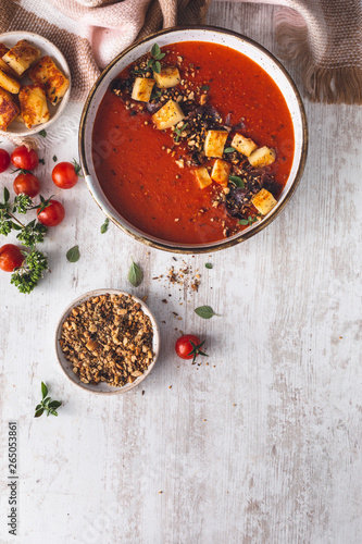 Soupe de Tomates  Poivron Rouge  Fromage Halloumi et   pices Dukkah