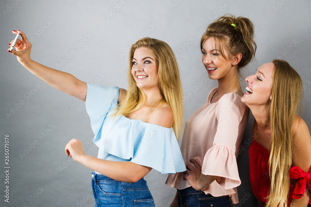 Obraz premium Fashionable women taking selfie
