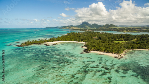 Vászonkép An aerial picture of the Île aux Cerfs in front of Mauritius