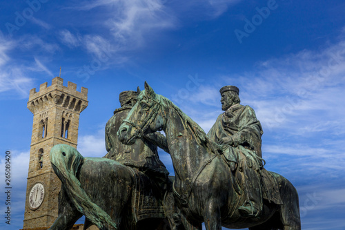 Garibaldi meet Vittorio Emanuele, landmark in Mino square, Fiesole © Luca Bruno