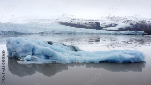 icebergs in jokulsarlon iceland
