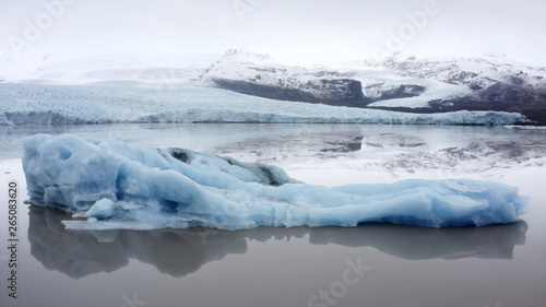 icebergs in jokulsarlon iceland © Данил Тарасевич