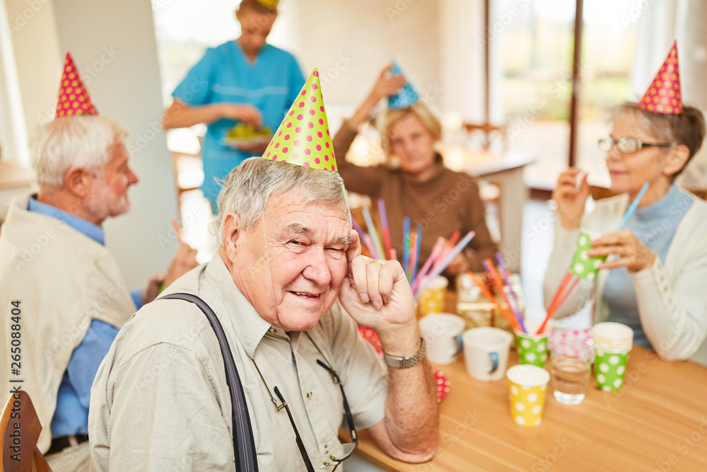 Gruppe Senioren auf einer Geburtstagsfeier Stock Photo  Adobe Stock
