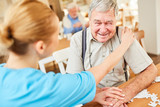 Pflegedienst tröstet einen Senior mit Demenz