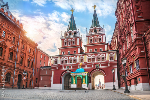 Воскресенские ворота Московского Кремля The Resurrection Gate of the Moscow Kremlin