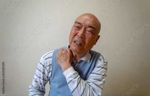 肩こりがひどいおじいちゃん © 弘将 加藤