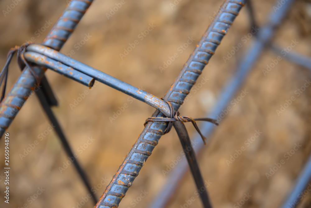 Bringing two steel wires together by binding with wire