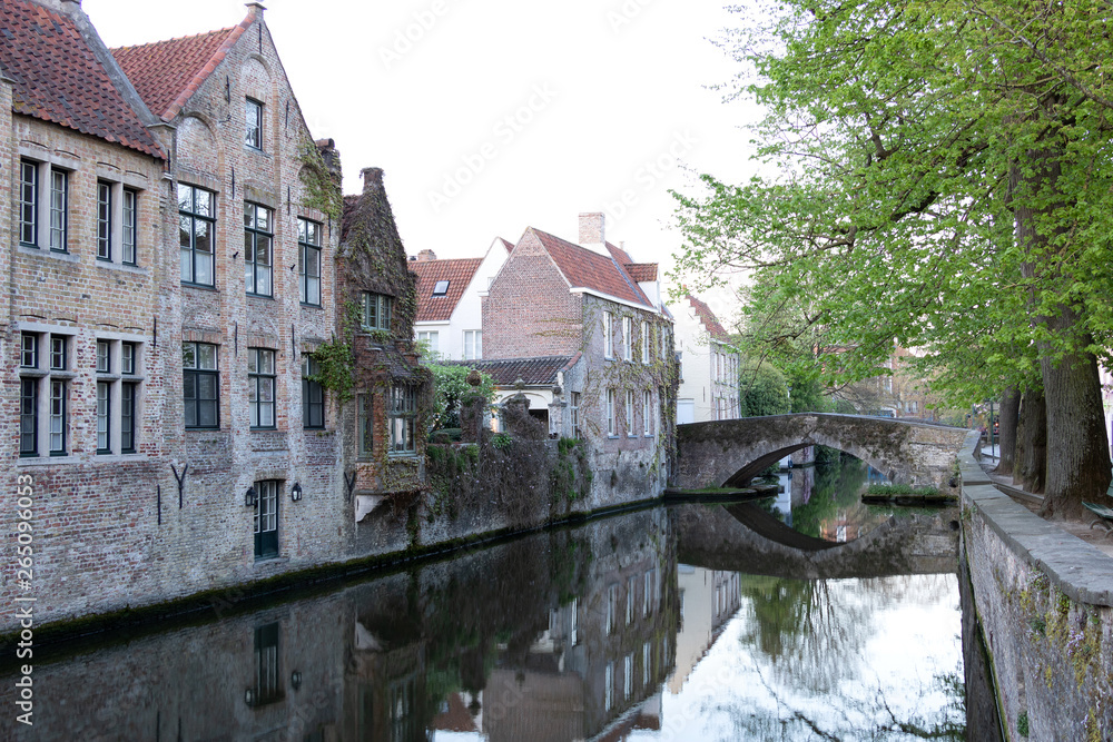 Brügge, Belgien Blick auf einen Kanal in der Dämmerung Brügge, Belgien Blick auf einen Kanal in der Dämmerung