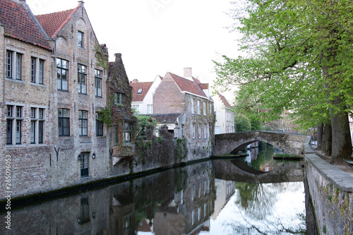 Brügge, Belgien Blick auf einen Kanal in der Dämmerung