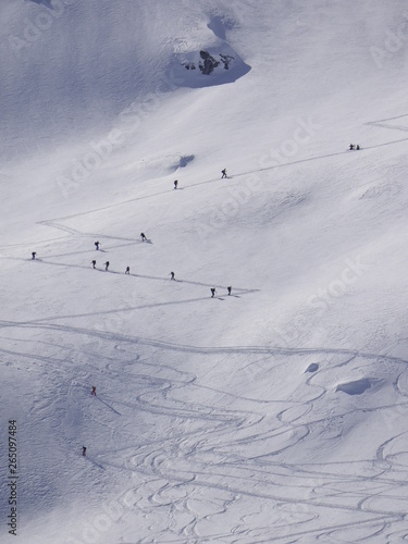 Skitourengehen Skitourengänger in den Alpen auf dem Weg zum Berggipfel
