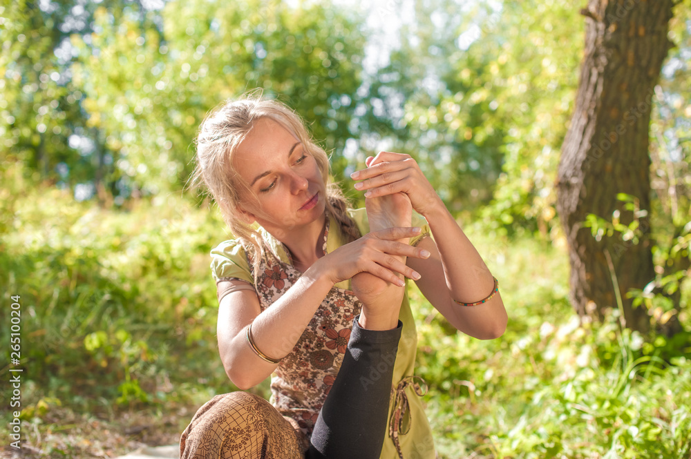 Fototapeta premium Proffesional masseuse performs a relaxing massage in nature.