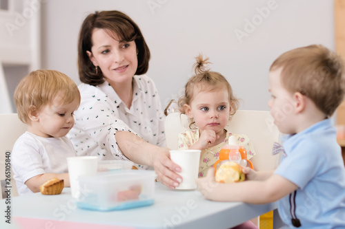 kids have lunch with teache...