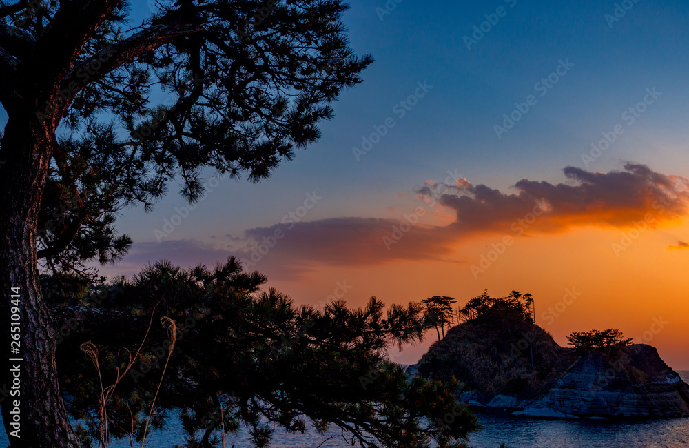 Fototapeta premium 【静岡県伊豆半島ジオパーク】西伊豆堂ヶ島の夕景【冬】