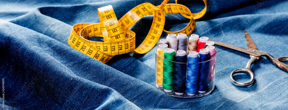 Nähen von Indigo-Jeans ,industrielles Konzept des mode industrie