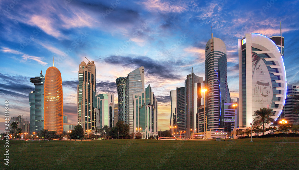 Fototapeta premium Doha panoramę West Bay Center podczas wschodu słońca, Katar