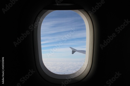 Blick aus einem Verkehrsflugzeug blauer Himmel