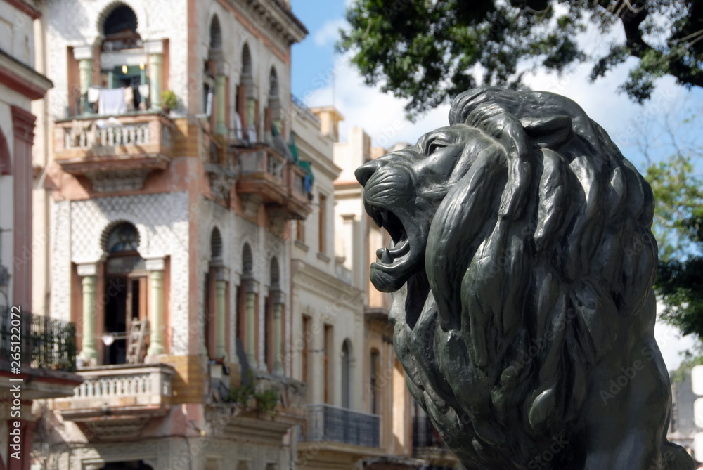 Ville de La Havane, un des lions sculptés Le long du Paséo del Prado et ses immeubles de style, Cuba, Caraïbes	