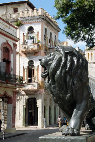 Ville de La Havane, un des lions sculptés devant les immeubles de style le long du Paséo del Prado, Cuba, Caraïbes		 photo