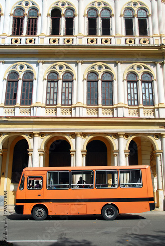 La Havane, immeuble à arcades le long du Paséo del Prado, bus orange stationné, Cuba, Caraïbes © Philippe Prudhomme