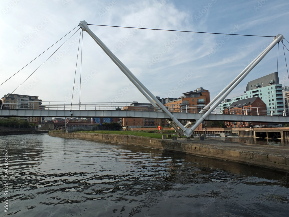 Obraz premium knights bridge crossing the river aire in leeds with surrounding riverside apartments