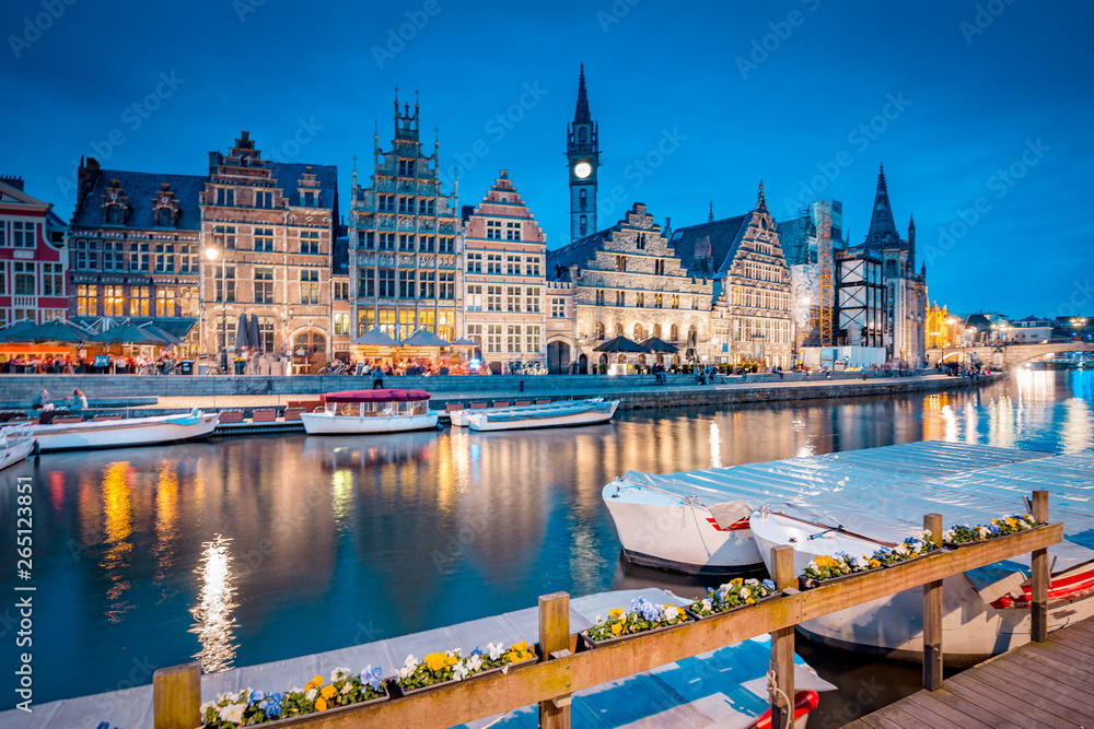 Fototapeta premium Widok zmierzchu Gandawy, Flandria, Belgia